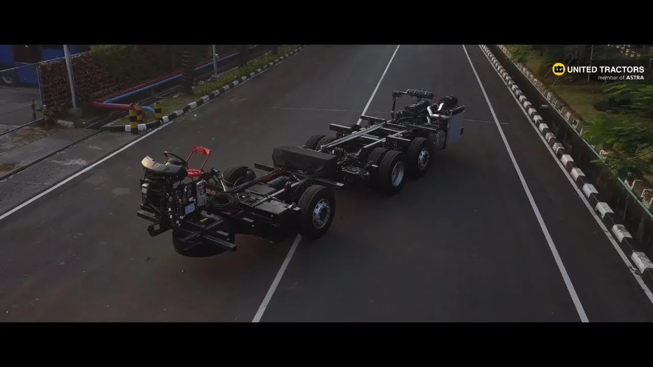 Sasis Scania melintas di jalan aspal